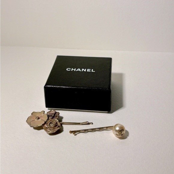 Chanel pair of bobby pins (camelias and pearl) - in original box - Picture 1 of 8